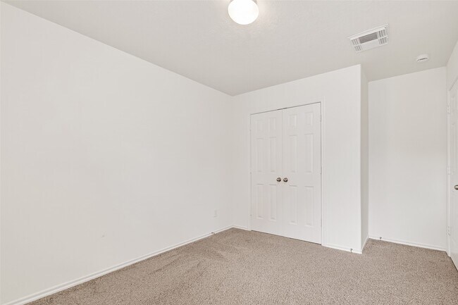 Building Photo - 10 Druids Glen Pl