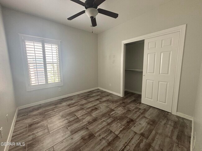 Building Photo - 12844 Cozy Cove Ave