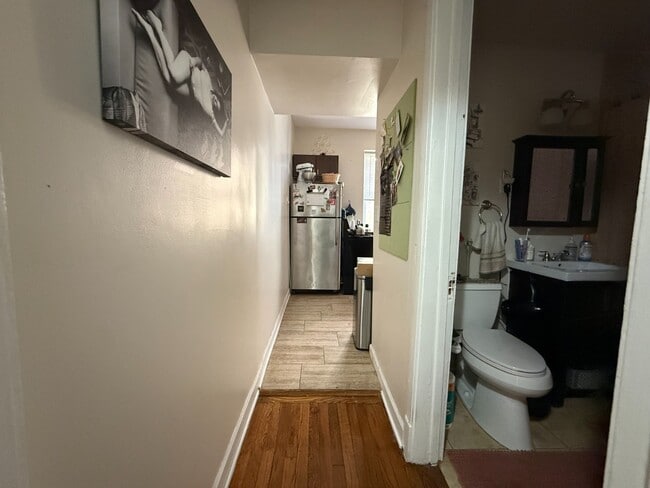 Building Photo - Rogers Park 2 Bed 1 Bath With Central AC & Heat, Beautiful Sunroom, Dog Friendly, Available July ...