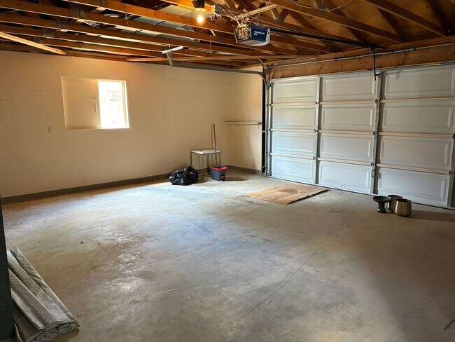 Building Photo - 3 Bedroom 1.5 Bath Modern Farmhouse near JT National Park * MOVE IN SPECIAL*