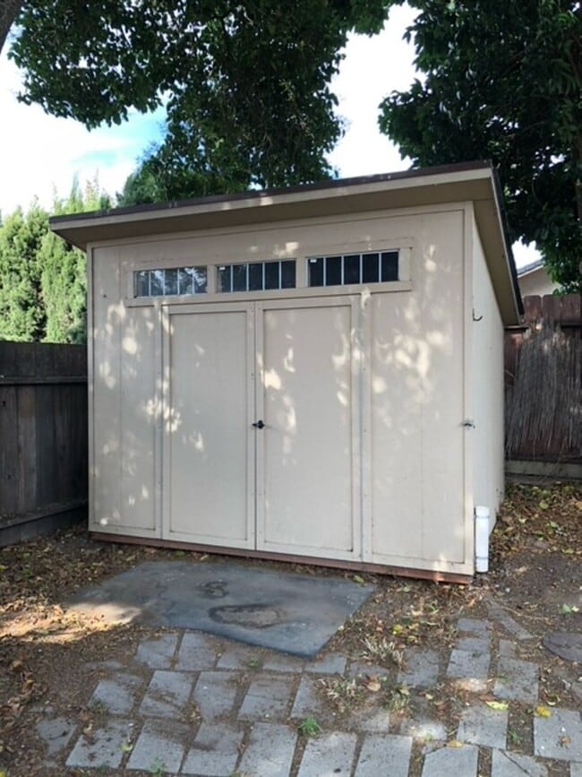 Building Photo - Charming Court Home Near Schools & Parks - Coming soon!