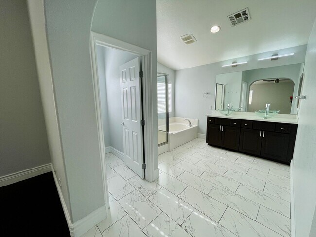 Building Photo - BEAUTIFUL HOME IN RHODES RANCH GUARD GATED COMMUNITY! AMMENITIES INCLUDE COMMUNITY BASKETBALL COU...