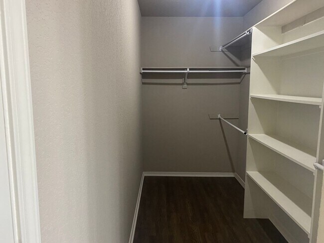 Building Photo - 501 Ridge Point Dr