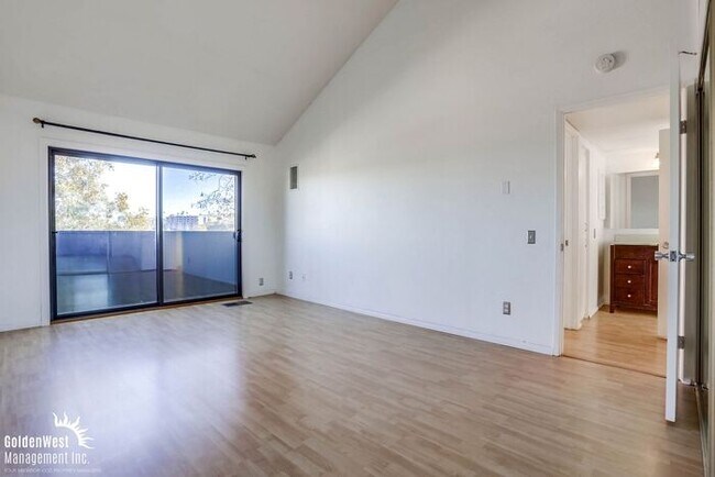 Building Photo - Bright & Airy 2Bdm 1Ba Townhome in San Diego!