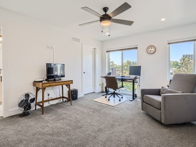 Building Photo - Evolve Real Estate: Gorgeous Rowhome with ...