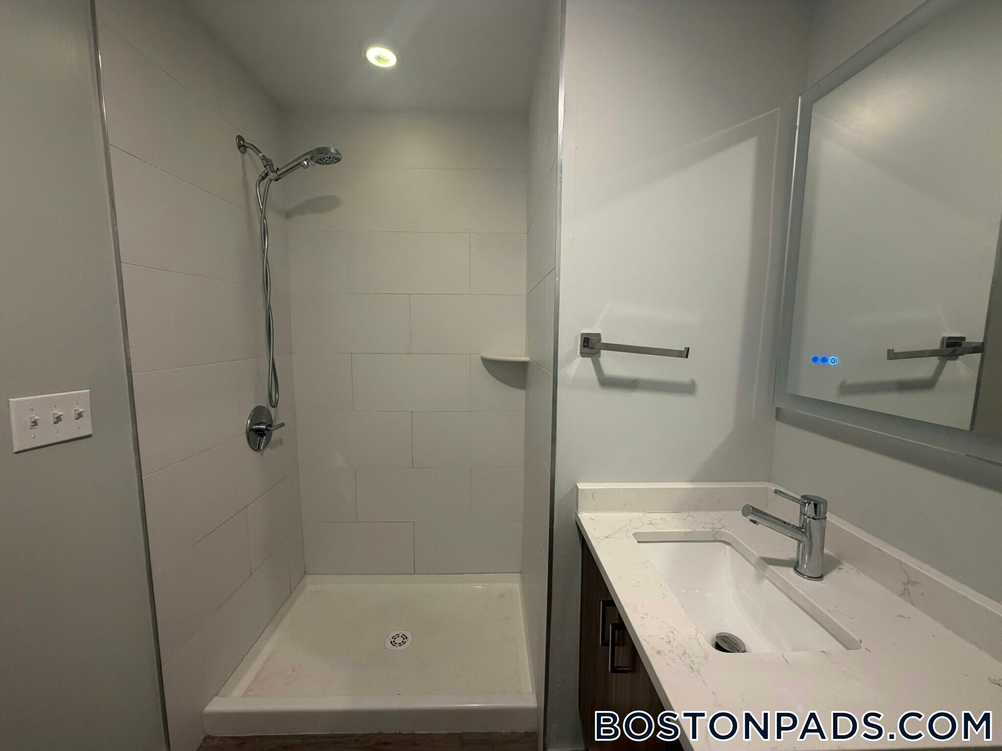 Building Photo - 517 Main St