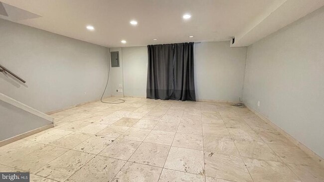 Building Photo - 324 Avon St