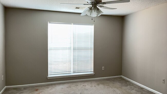 Building Photo - 2 bedroom, 2 bath condo