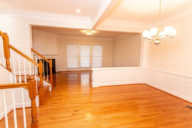 Building Photo - 2443 Huntington Park Dr