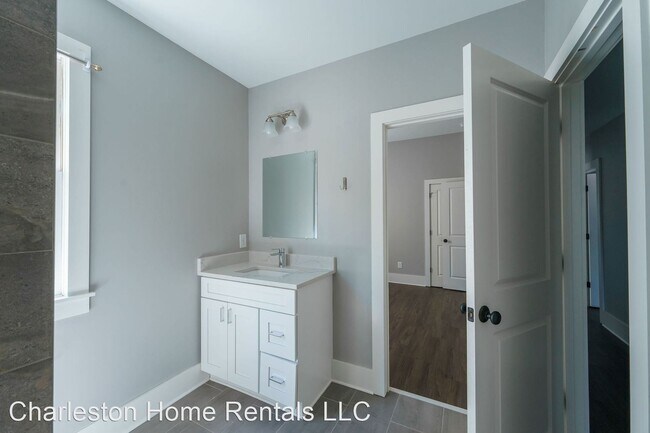 Building Photo - 28 Aiken St