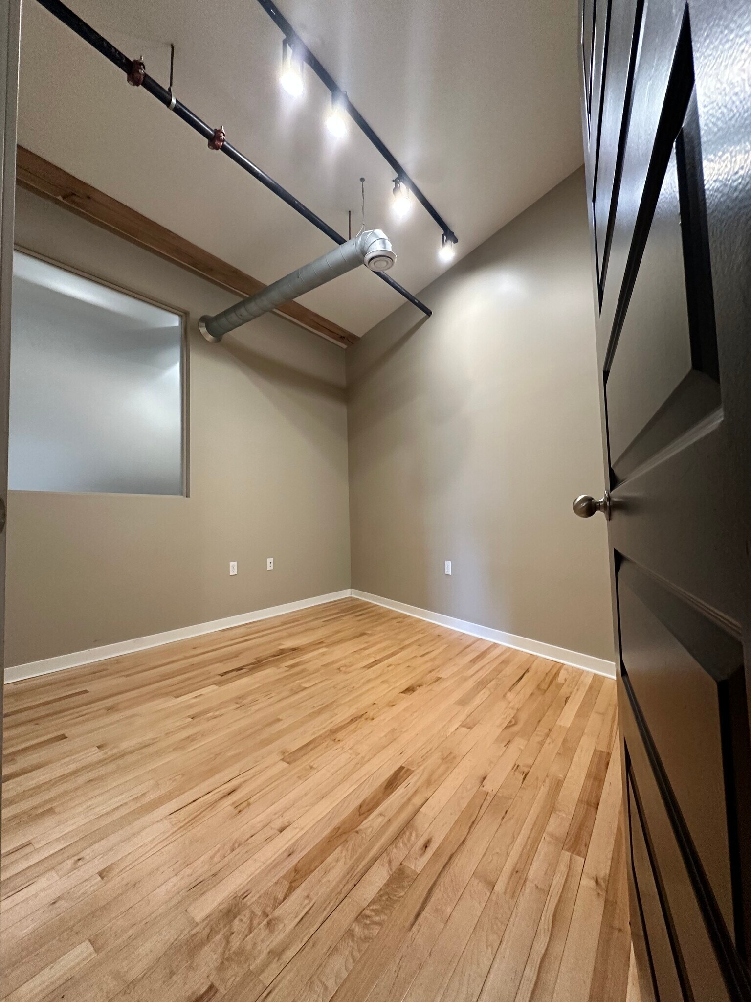 Building Photo - 146 S River Ave