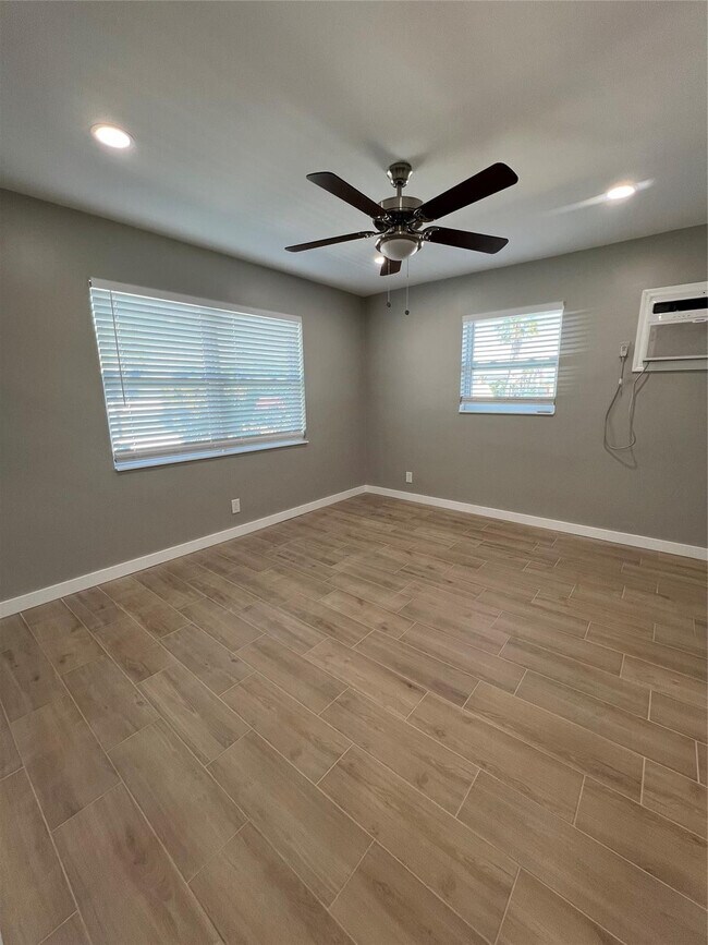 Building Photo - 2016 NE 17th Ct