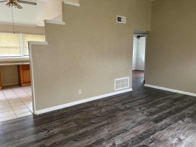 Building Photo - 5406 Sir Barton Rd