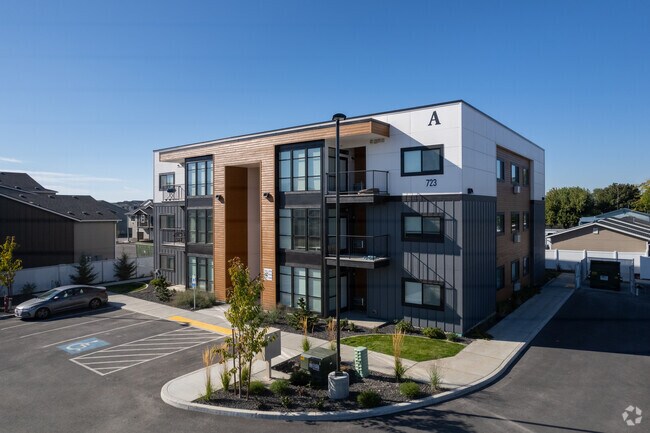 Building Photo - Broadway12