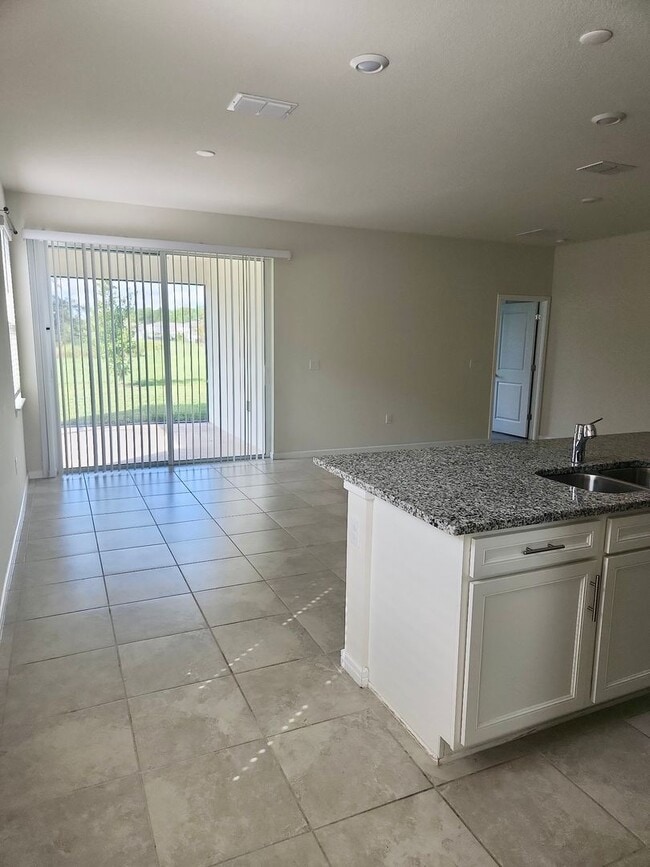 Building Photo - Call Ed for showings (352) 217-0284