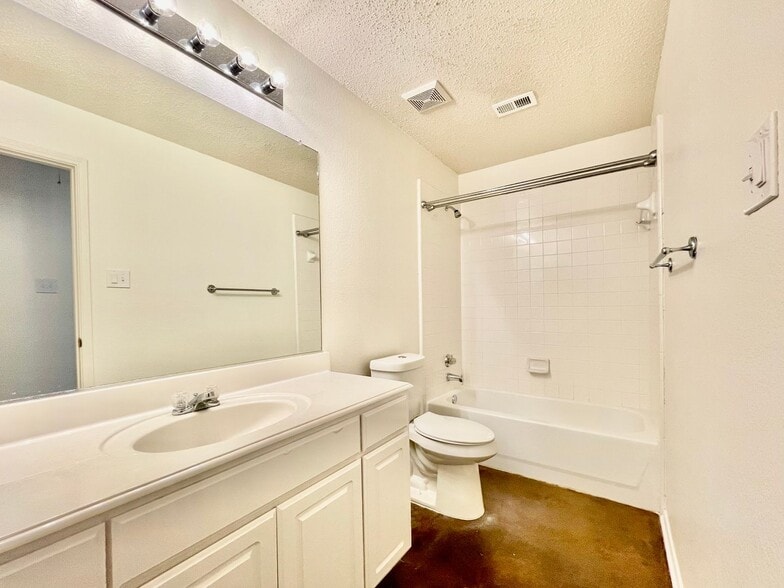 Building Photo - 9711 Saddle Dr