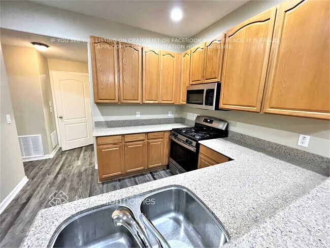 Building Photo - 9464 Leatherwood Ave