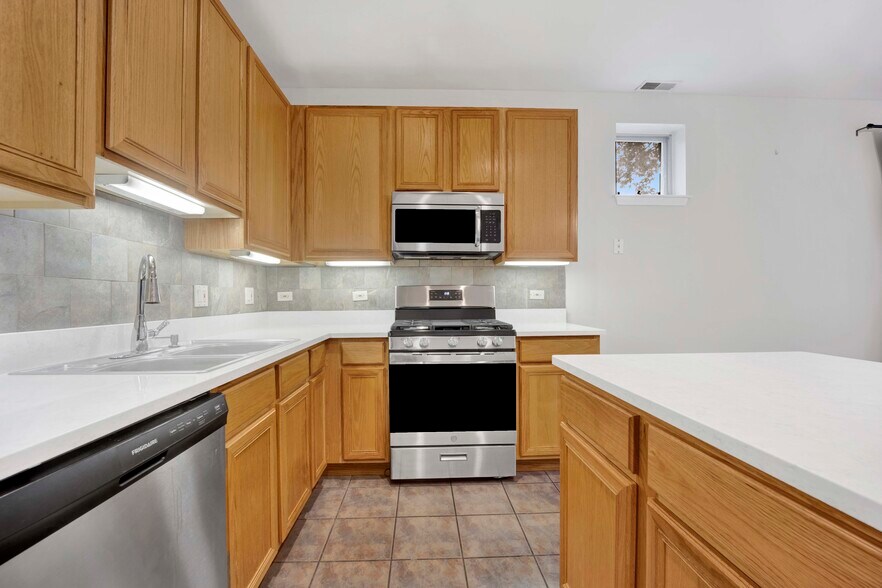 Building Photo - 802 W University Ln
