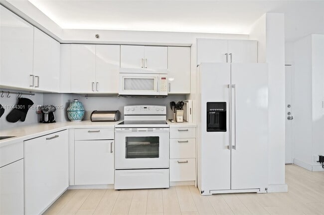 Building Photo - 9511 Collins Ave