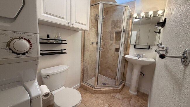 Building Photo - 2 bed 2 bath Available in Downtown SJ!