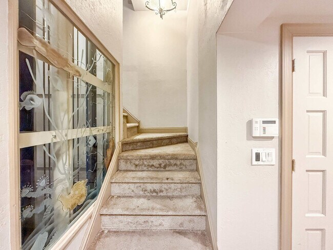 Building Photo - 602 S Front St