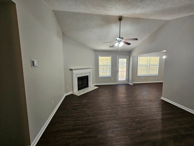Building Photo - Renovated 3BR 2BA Home w/ 2-Car Garage • Open-View Kitchen • Garage • Garden Tub in Griffin