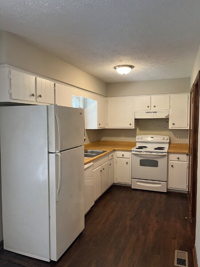 Building Photo - "Charming 3-Bedroom Retreat in Nashville – Spacious 1,149 Sq Ft with 1.5 Baths!"