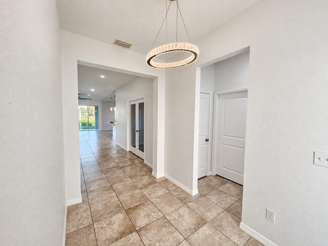 Building Photo - 5703 SW 50th Ave
