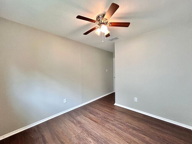 Building Photo - 3305 Oak Alley