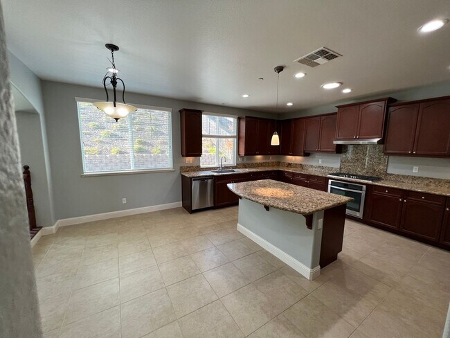 Building Photo - Desirable and Spacious 5-Bedroom Home in Empire Ranch!