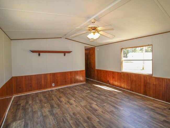 Building Photo - Updated 2BR/1BA Trailer in Muscle Shoals –...