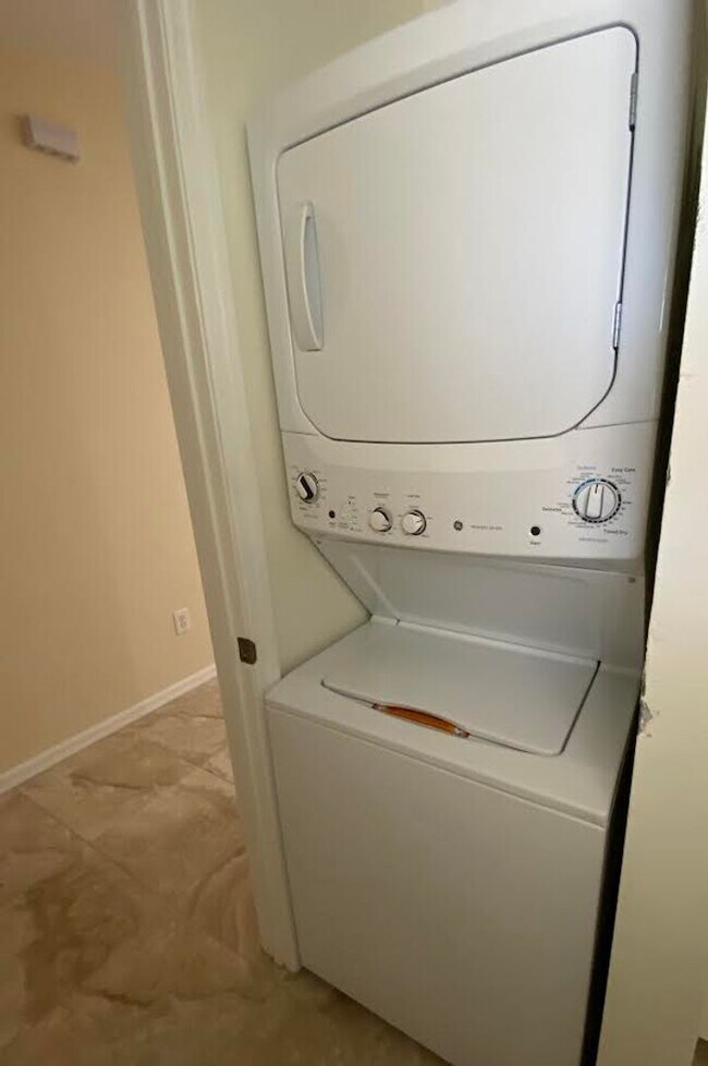 Building Photo - 2 Bed 2 Bath Duplex in San Carlos Park