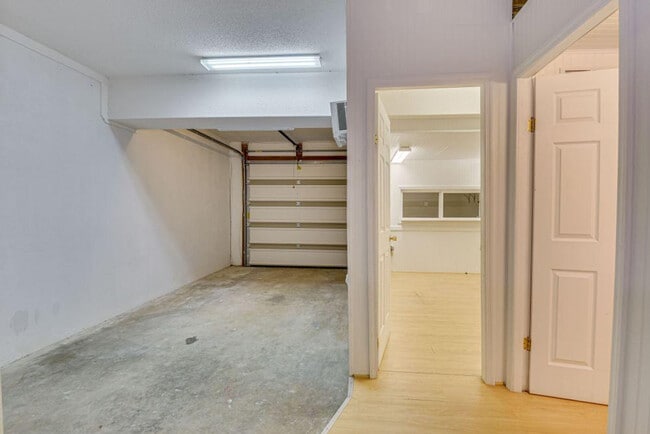 Building Photo - 110 Riverbend Dr