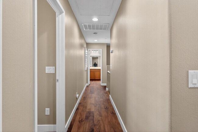 Building Photo - 621 Calle Vibrante