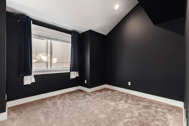 Building Photo - 1621 E Fir St