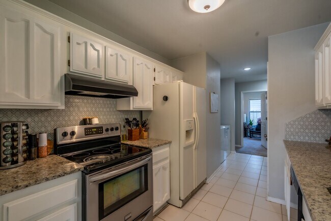 Building Photo - Gorgeous Bixby Home!