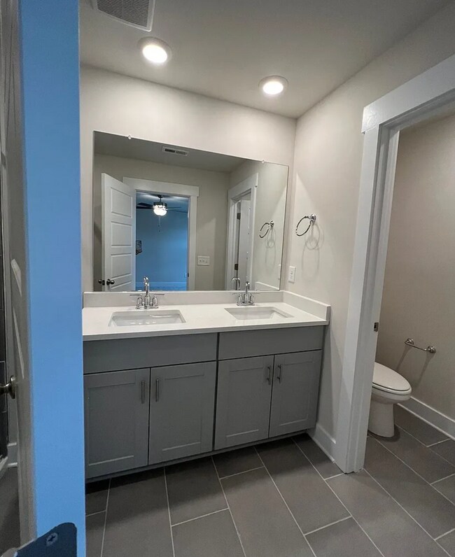 Building Photo - Desirable 3/2.5 Townhome Available Novembe...