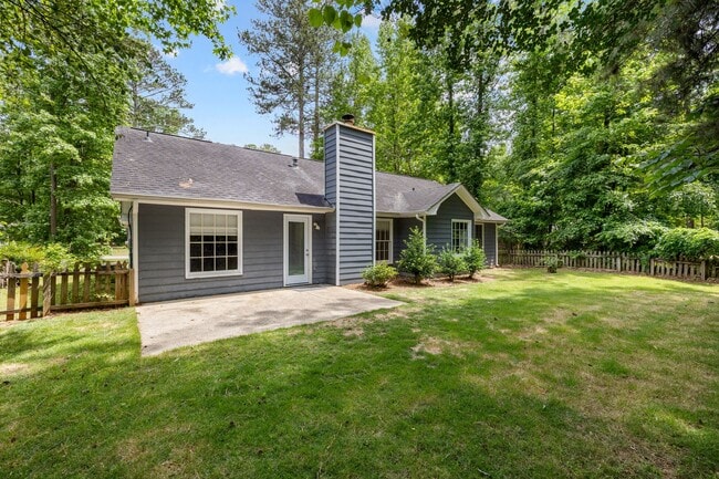 Building Photo - 3BR Ranch in Starr’s Mill District with great backyard!