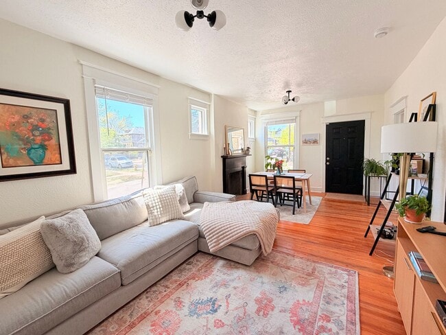 Building Photo - Charming 2 Bed 1 Bath Duplex in West Highlands