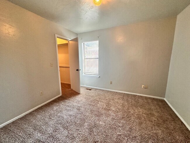 Building Photo - 2 Bedroom, 2 Bathroom Unit in Quiet Cul-de...