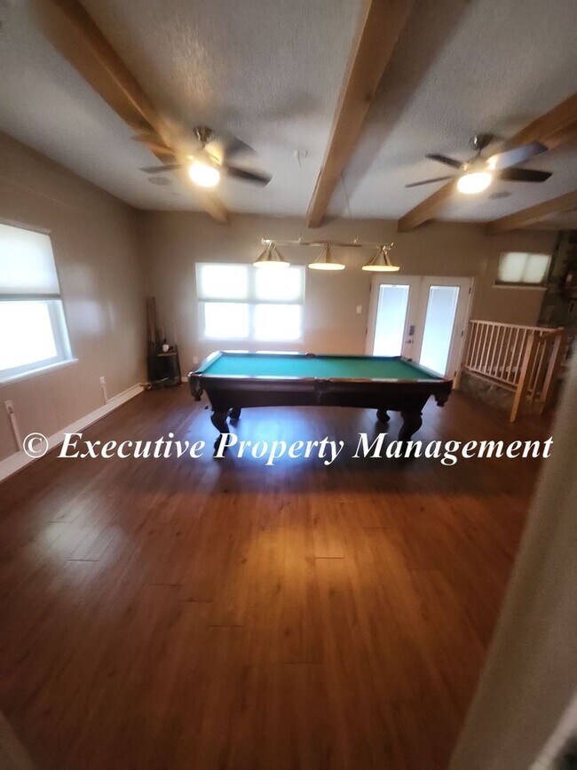 Building Photo - 1009 Robertson Ave