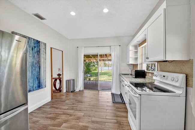 Building Photo - 6225 Pine Dr