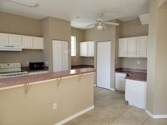 Building Photo - Large Sunridge Palms townhome across from USF!