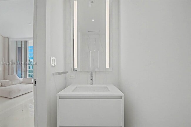 Building Photo - 300 Biscayne Blvd Way