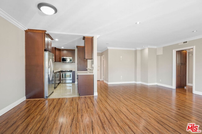 Building Photo - 248 S Doheny Dr