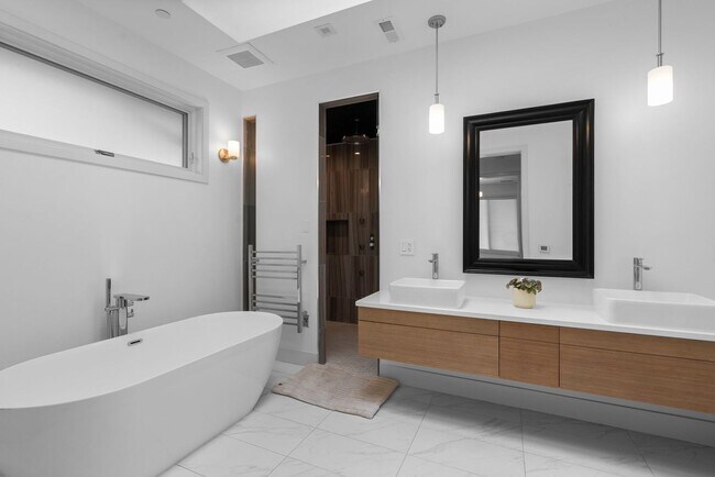 Building Photo - 5 Bed 4.5 Bath - Bethesda Contemporary Home