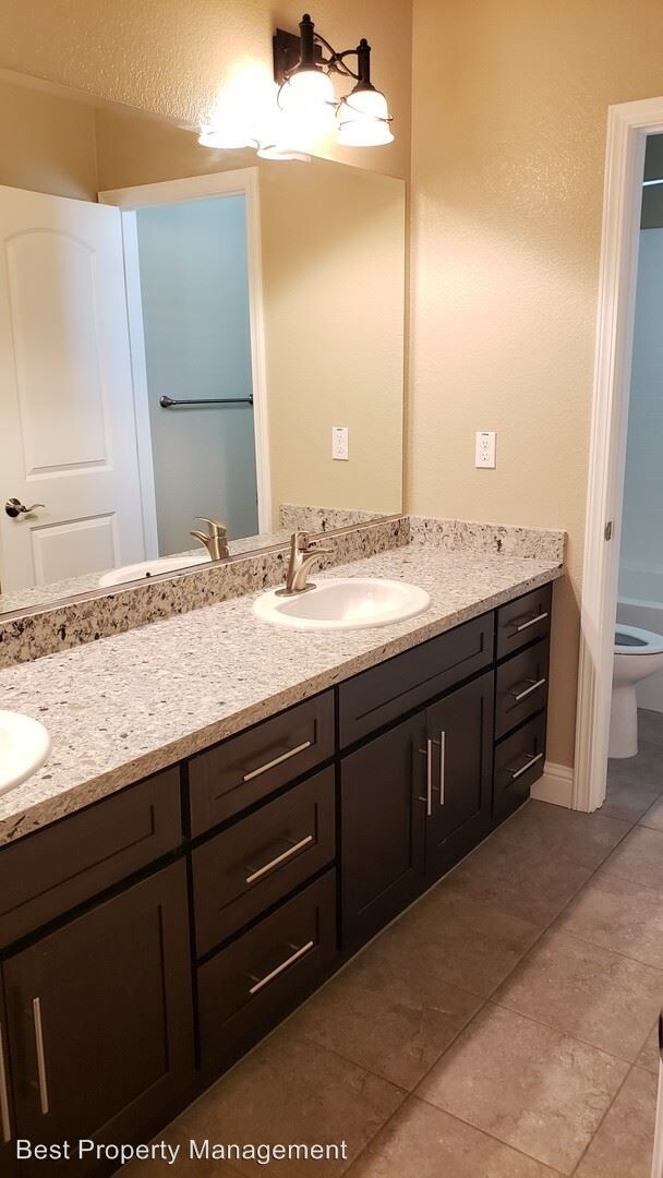 Building Photo - 4 br, 2.5 bath House - 286 N L St