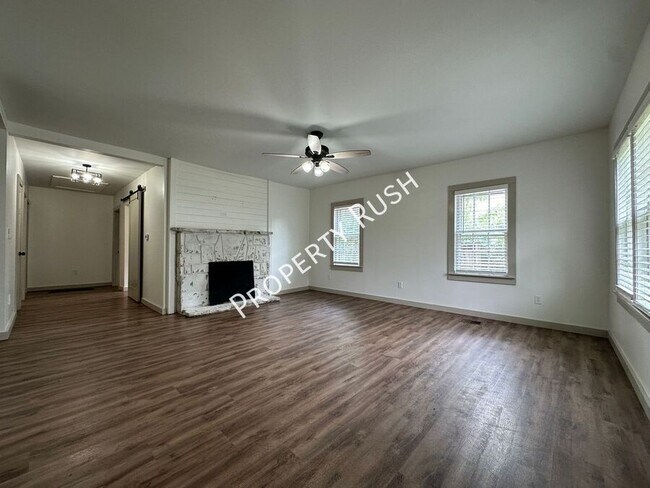 Building Photo - 112 N Lovell Ave