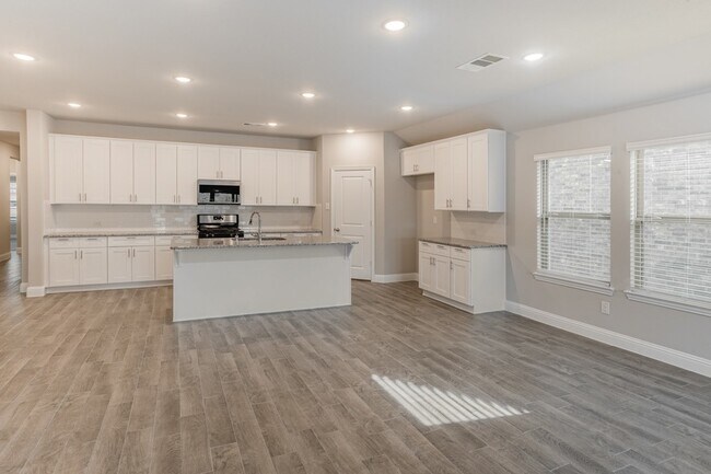 Building Photo - 5917 Bellflower Dr