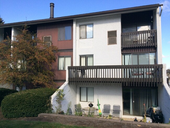 Building Photo - 2 Bed , 1 Bath Apt Close to PSU Campus